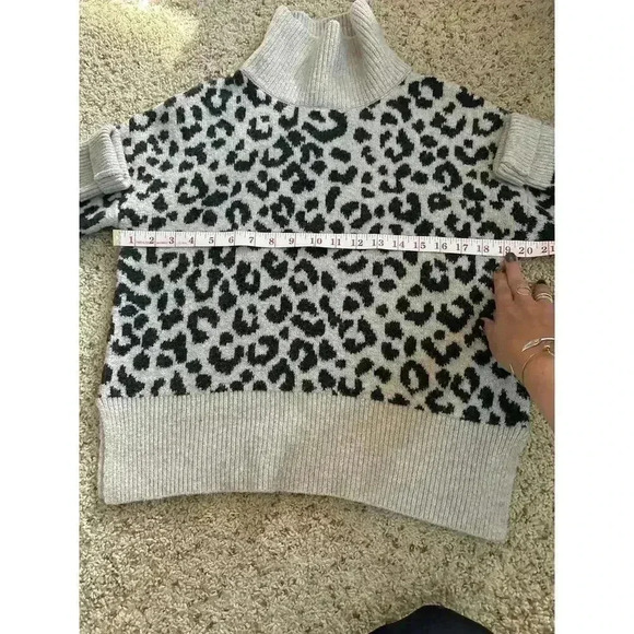 Jessica Simpson Leopard Print Sweater Women's Size XS - Picture 6 of 7